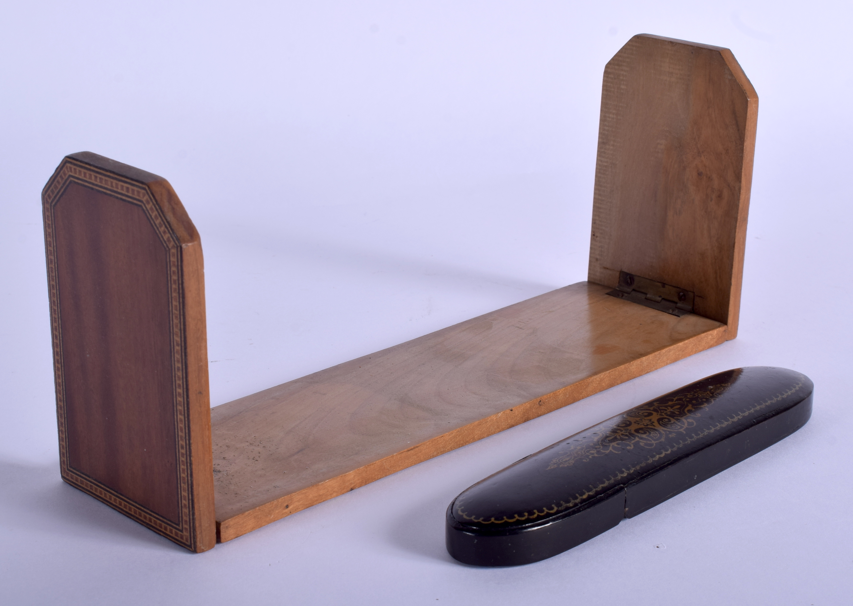 AN EDWARDIAN MAHOGANY BOOK RACK together with an antique leather glasses case. Largest 21 cm wide. (