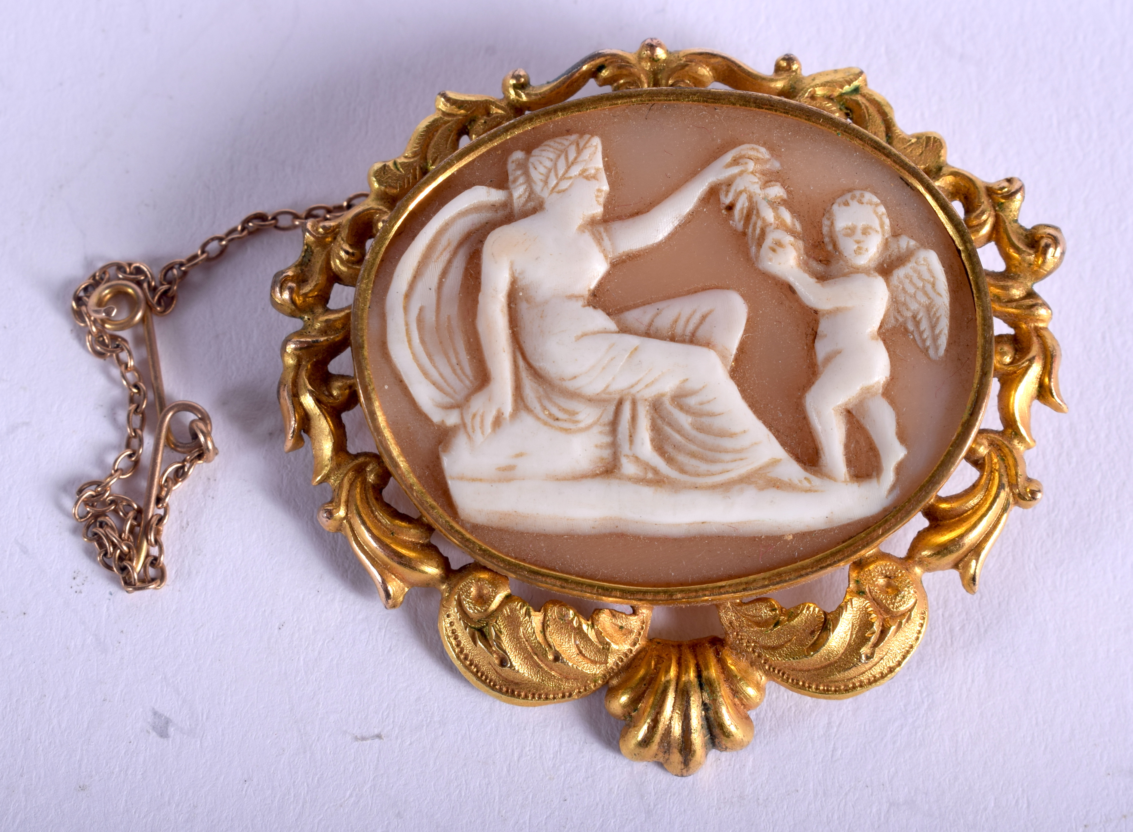 AN ANTIQUE YELLOW METAL CAMEO BROOCH. 8.4 grams. 3.5 cm x 3.25 cm.