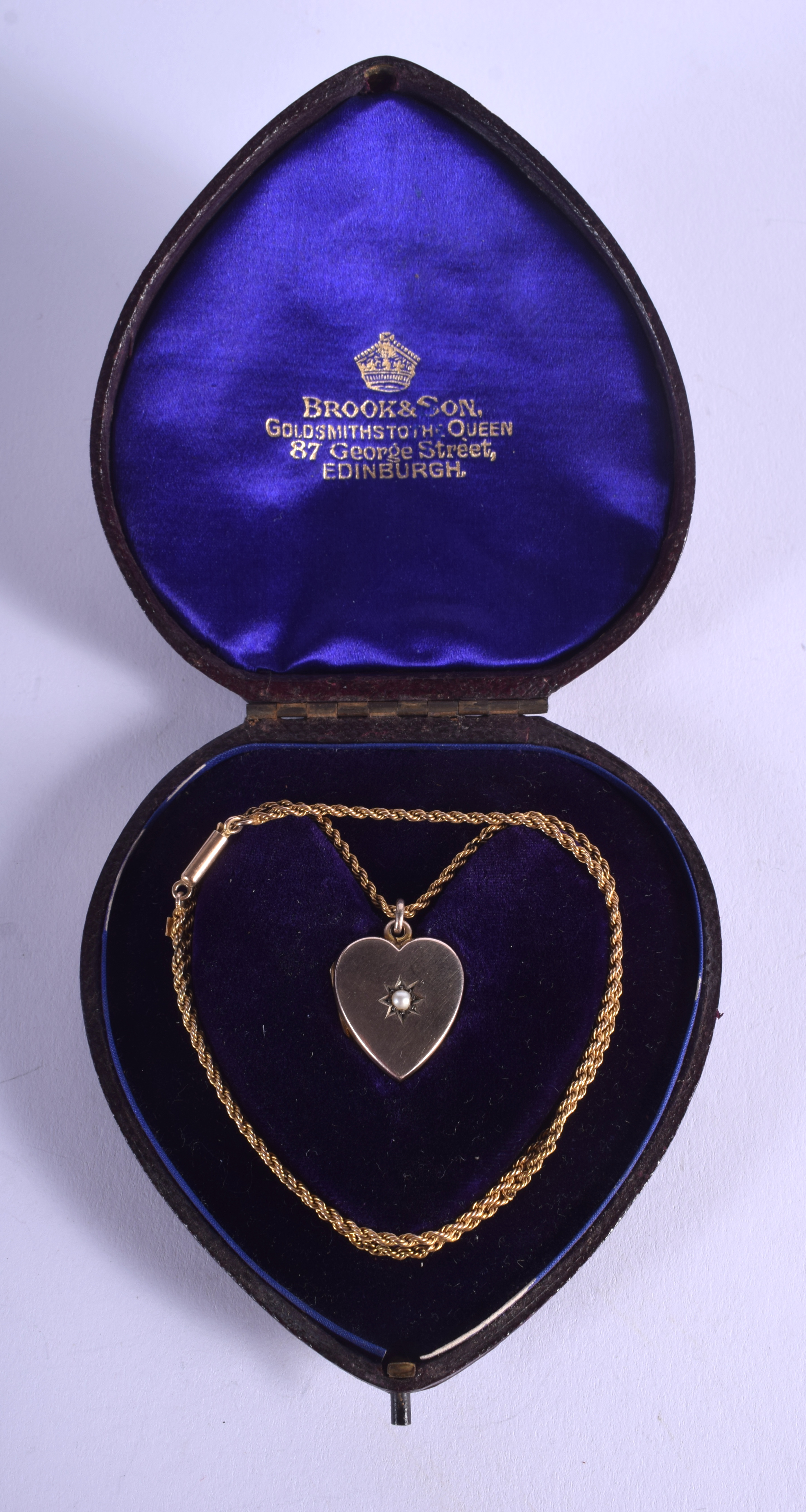 AN EDWARDIAN 9CT GOLD HEART PENDANT on chain. 7.5 grams.