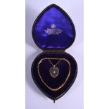 AN EDWARDIAN 9CT GOLD HEART PENDANT on chain. 7.5 grams.