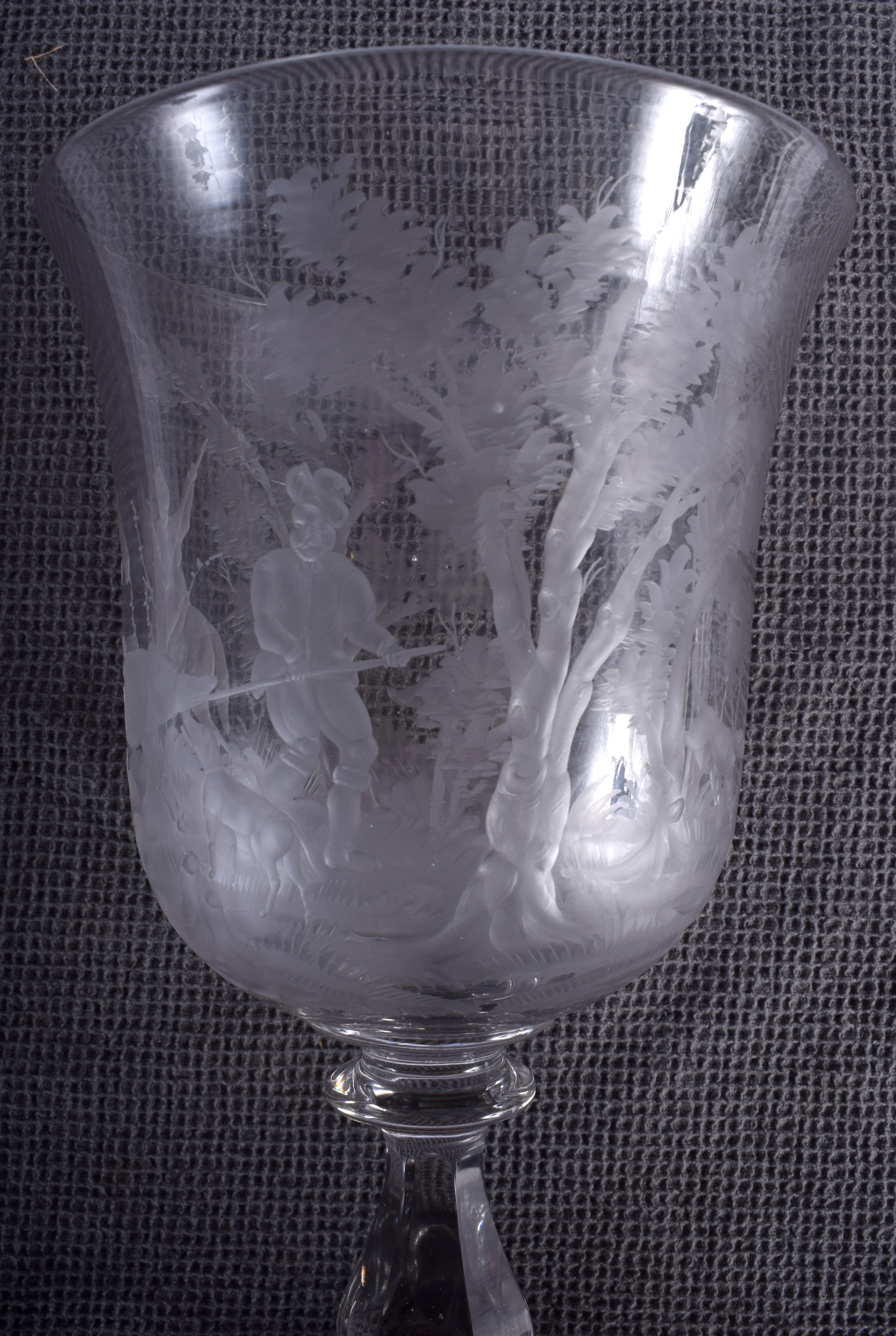 A GOOD LARGE ANTIQUE CRYSTAL GLASS GOBLET engraved with hunting scenes. 27 cm high. - Bild 4 aus 5