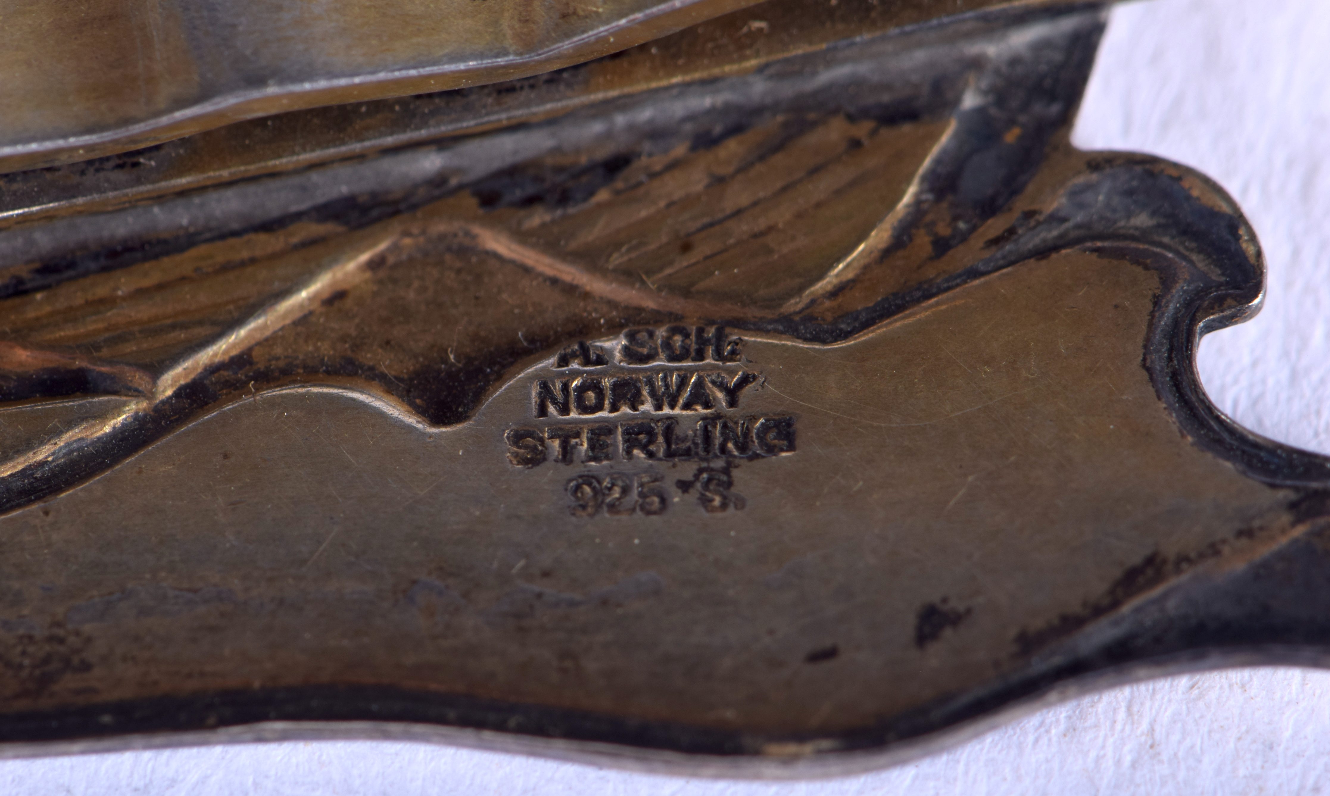 A NORWEGIAN SILVER AND ENAMEL VIKING BOAT BROOCH. 11.3 grams. 6 cm x 5.5 cm. - Image 3 of 4