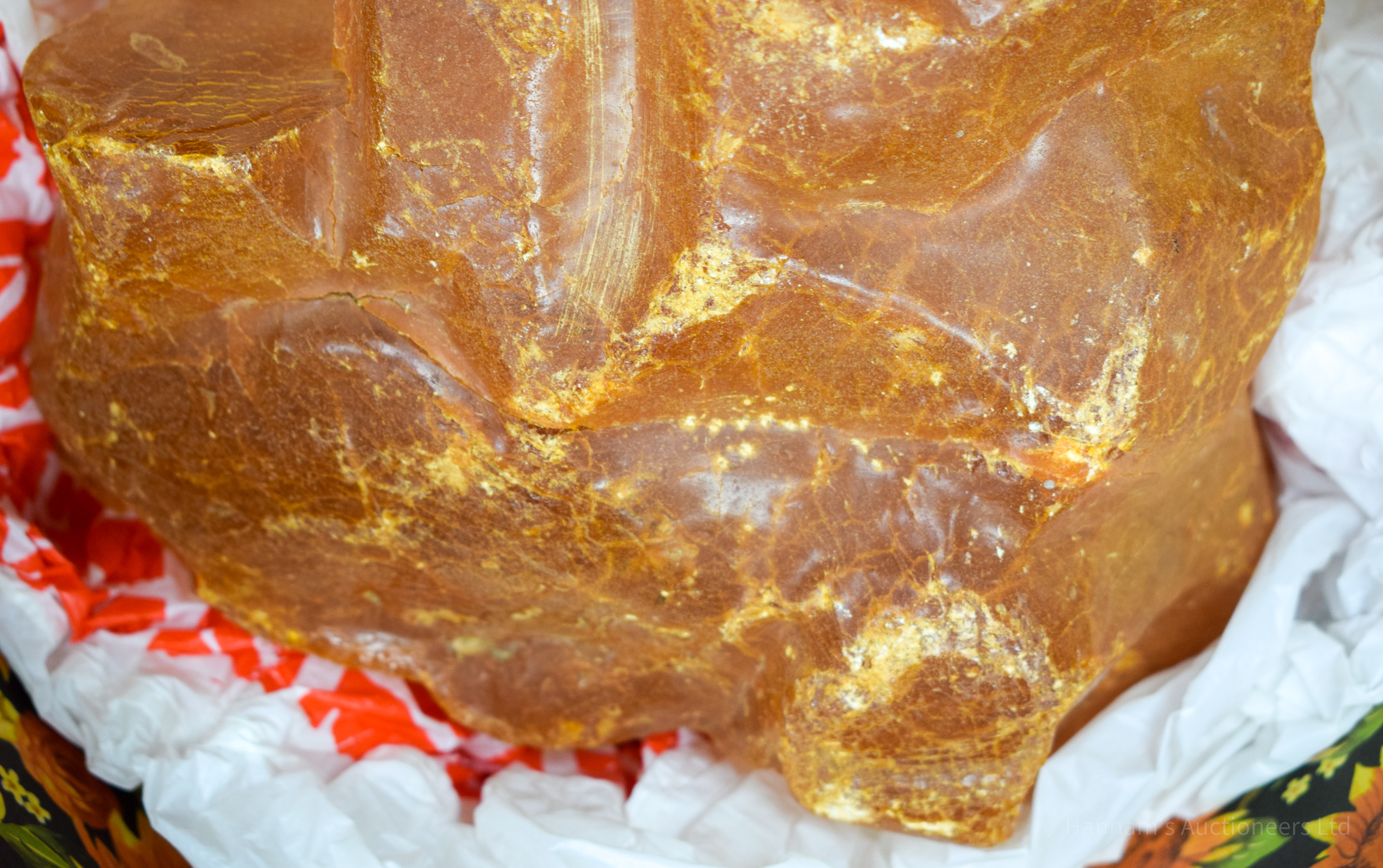 A VERY LARGE AMBER SPECIMEN 2.6 kgs. 20 cm x 16 cm. - Image 3 of 9