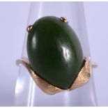 AN EARLY 20TH CENTURY CHINESE JADE AND GOLD RING. 4.3 grams. N.