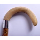 A 19TH CENTURY CONTINENTAL CARVED RHINOCEROS HORN HANDLED WALKING STICK. 85 cm long.