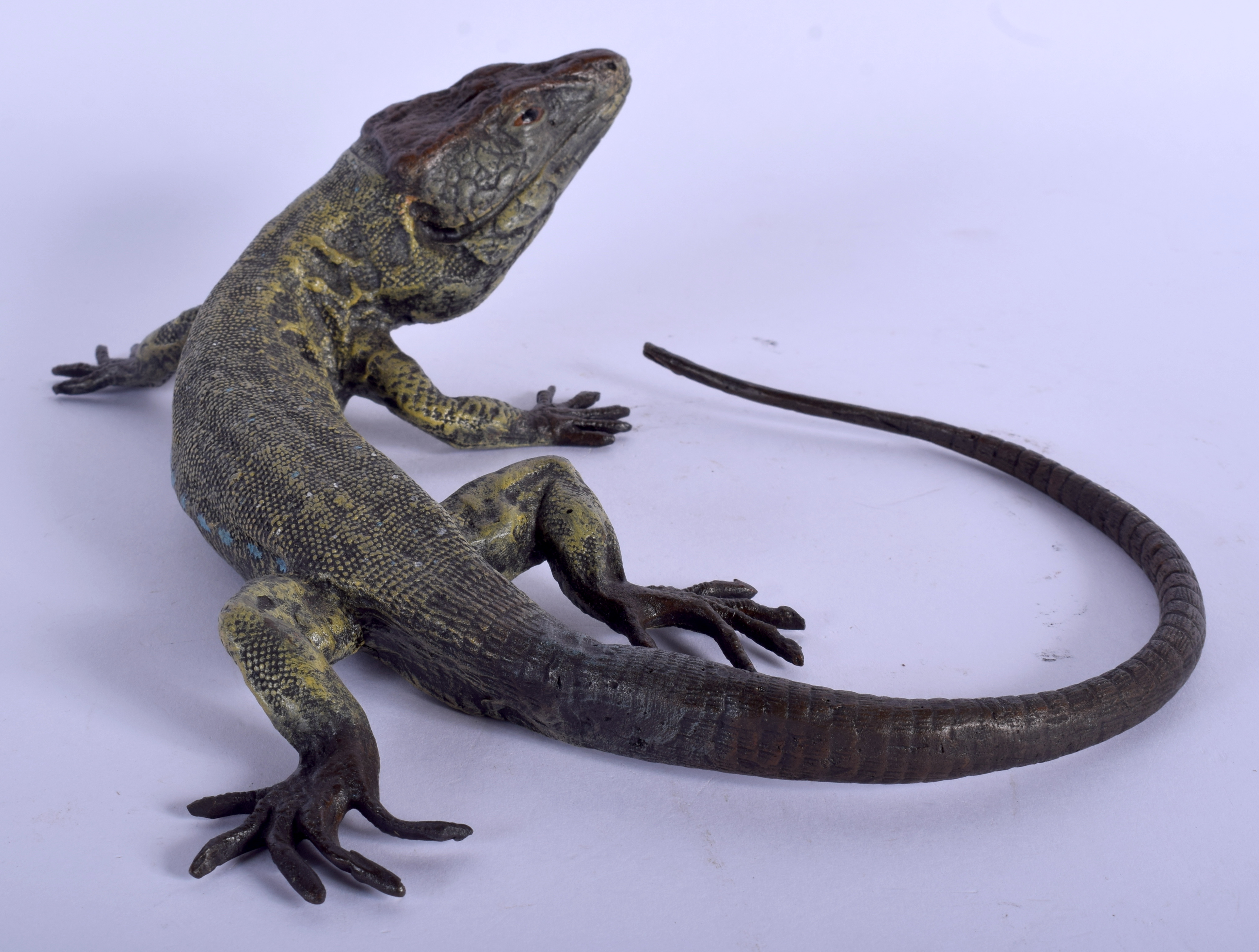 A CONTEMPORARY COLD PAINTED BRONZE FIGURE OF A LIZARD modelled with head upturned. 18 cm x 16 cm. - Image 3 of 6