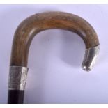 A 19TH CENTURY CONTINENTAL CARVED RHINOCEROS HORN HANDLED WALKING STICK. 85 cm long.