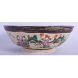 A LARGE 19TH CENTURY CHINESE CRACKLE GLAZED FAMILLE VERTE BOWL Qing, enamelled with figures. 25 cm d