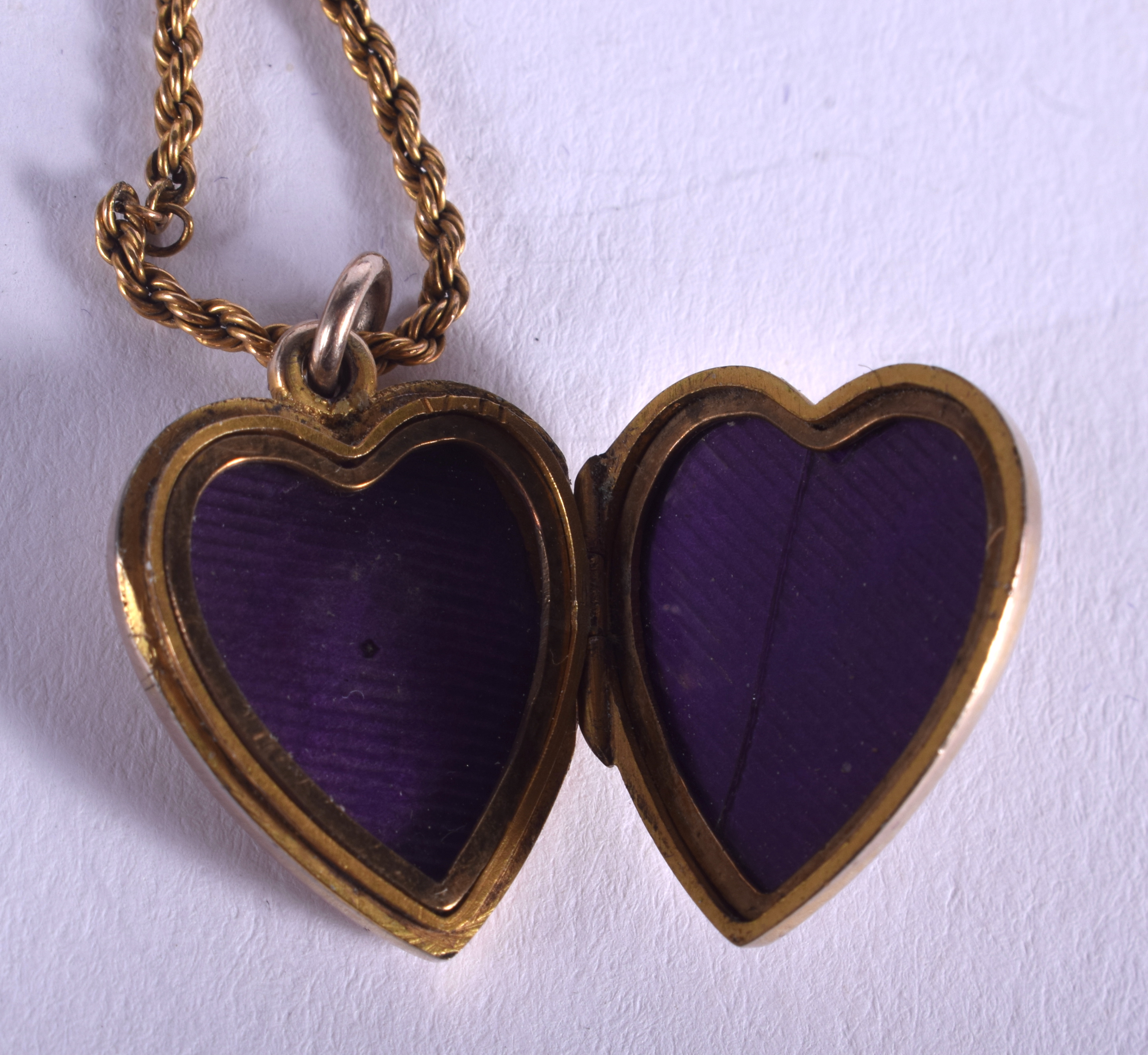 AN EDWARDIAN 9CT GOLD HEART PENDANT on chain. 7.5 grams. - Image 4 of 4