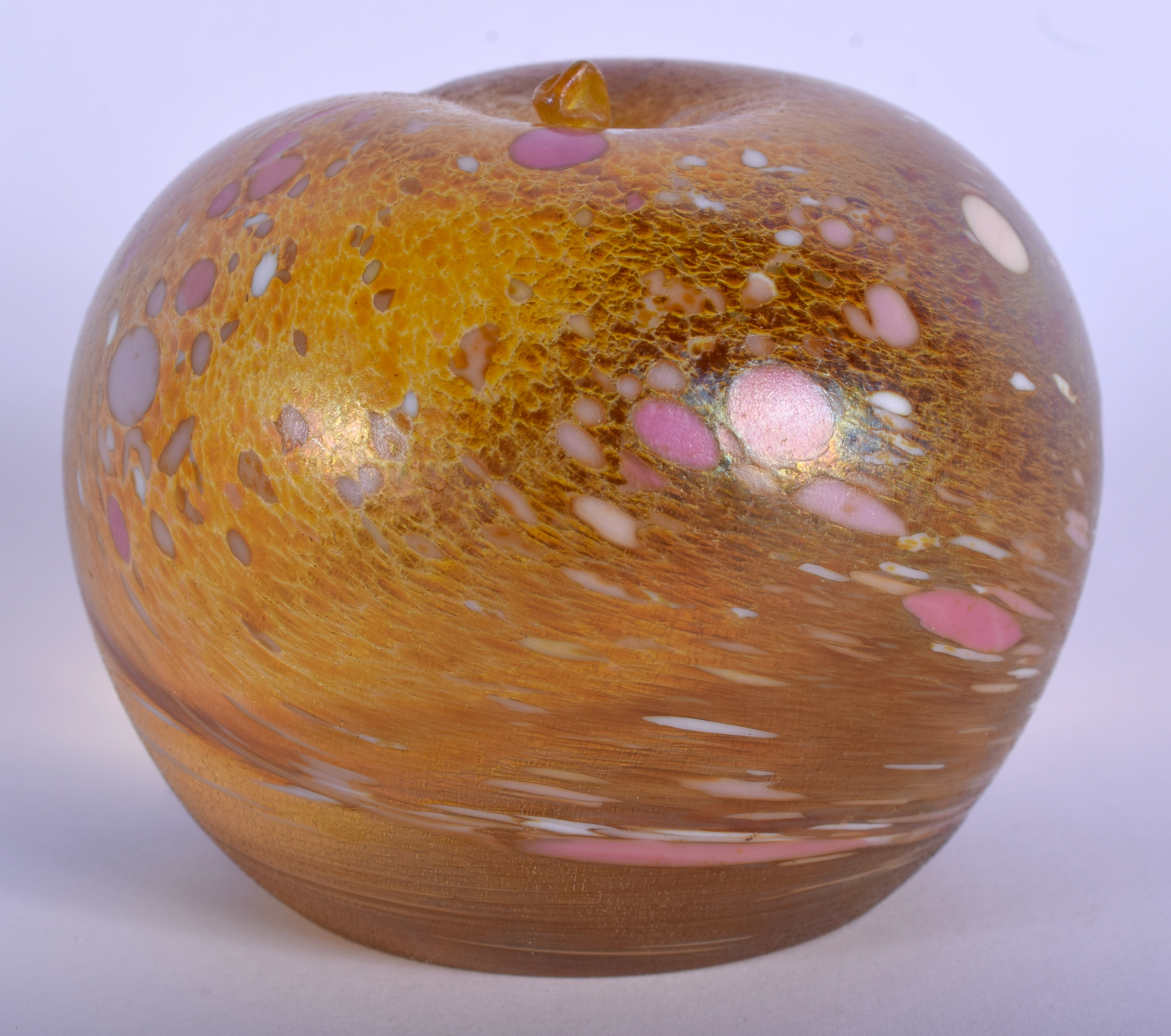 A CHARMING EUROPEAN ART GLASS SPECKLED APPLE PAPERWEIGHT. 6.5 cm wide.