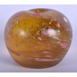 A CHARMING EUROPEAN ART GLASS SPECKLED APPLE PAPERWEIGHT. 6.5 cm wide.