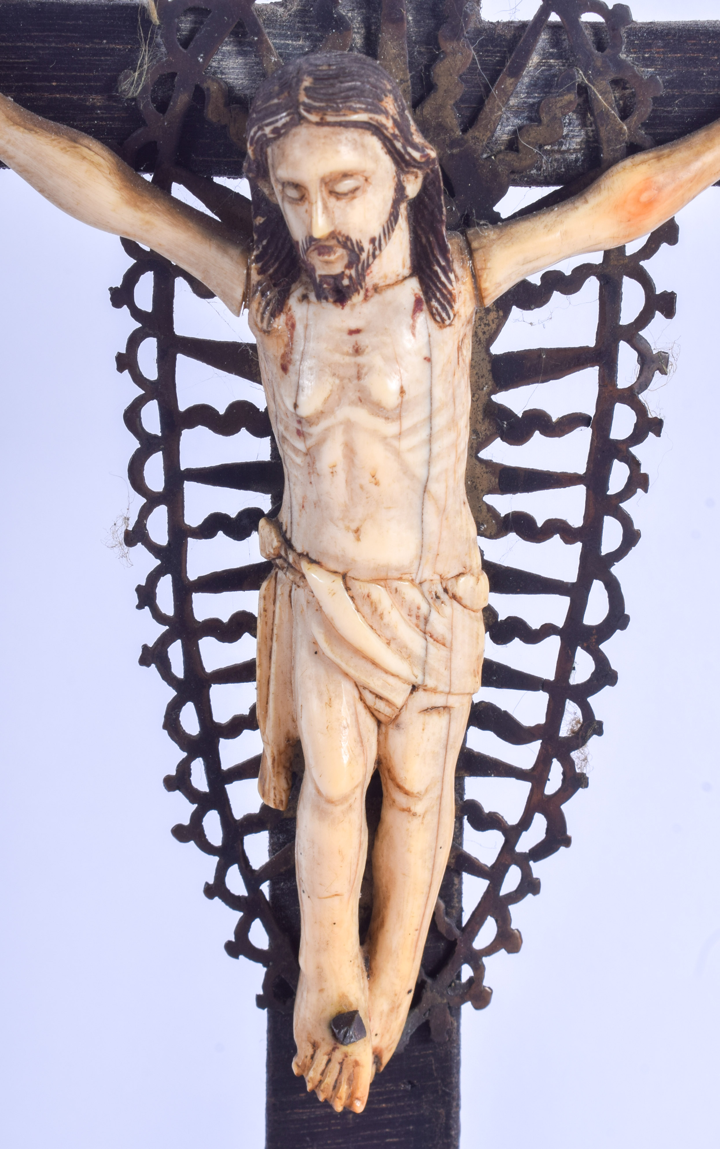 AN 18TH CENTURY INDO PORTUGUESE CARVED IVORY CRUCIFIX modelled upon the cross. Ivory 13 cm x 11 cm. - Image 2 of 3