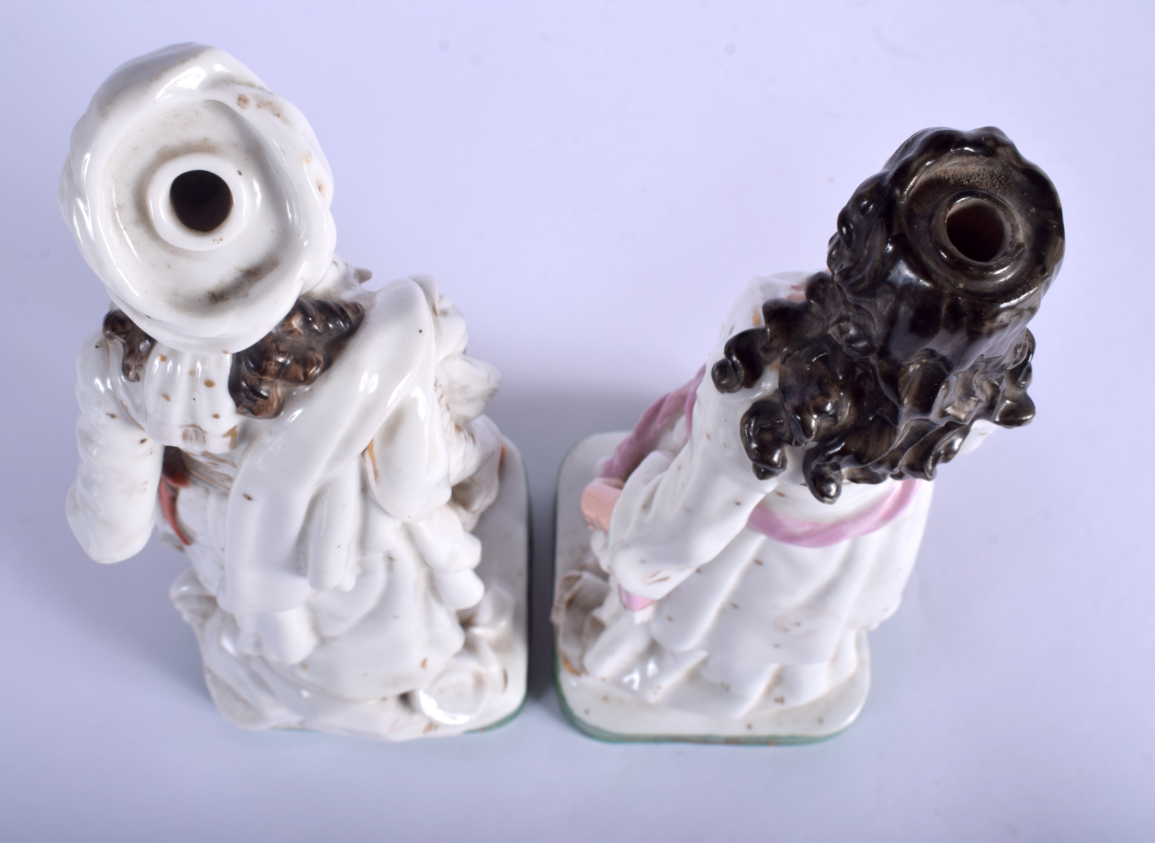 A LARGE PAIR OF 19TH CENTURY FRENCH JACOB PETIT PORCELAIN SCENT BOTTLES formed as an Eastern male an - Bild 3 aus 4