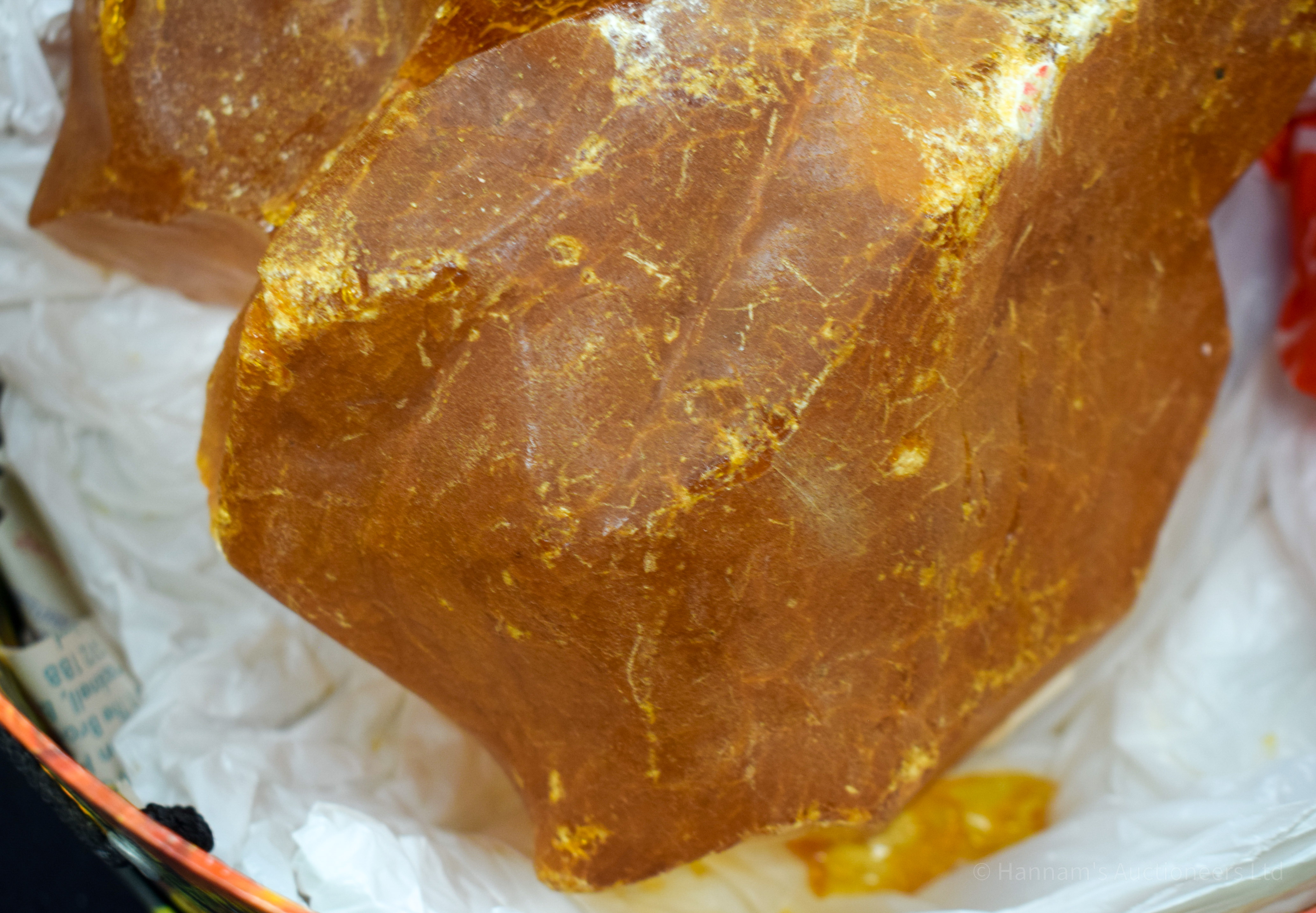 A VERY LARGE AMBER SPECIMEN 2.6 kgs. 20 cm x 16 cm. - Image 8 of 9