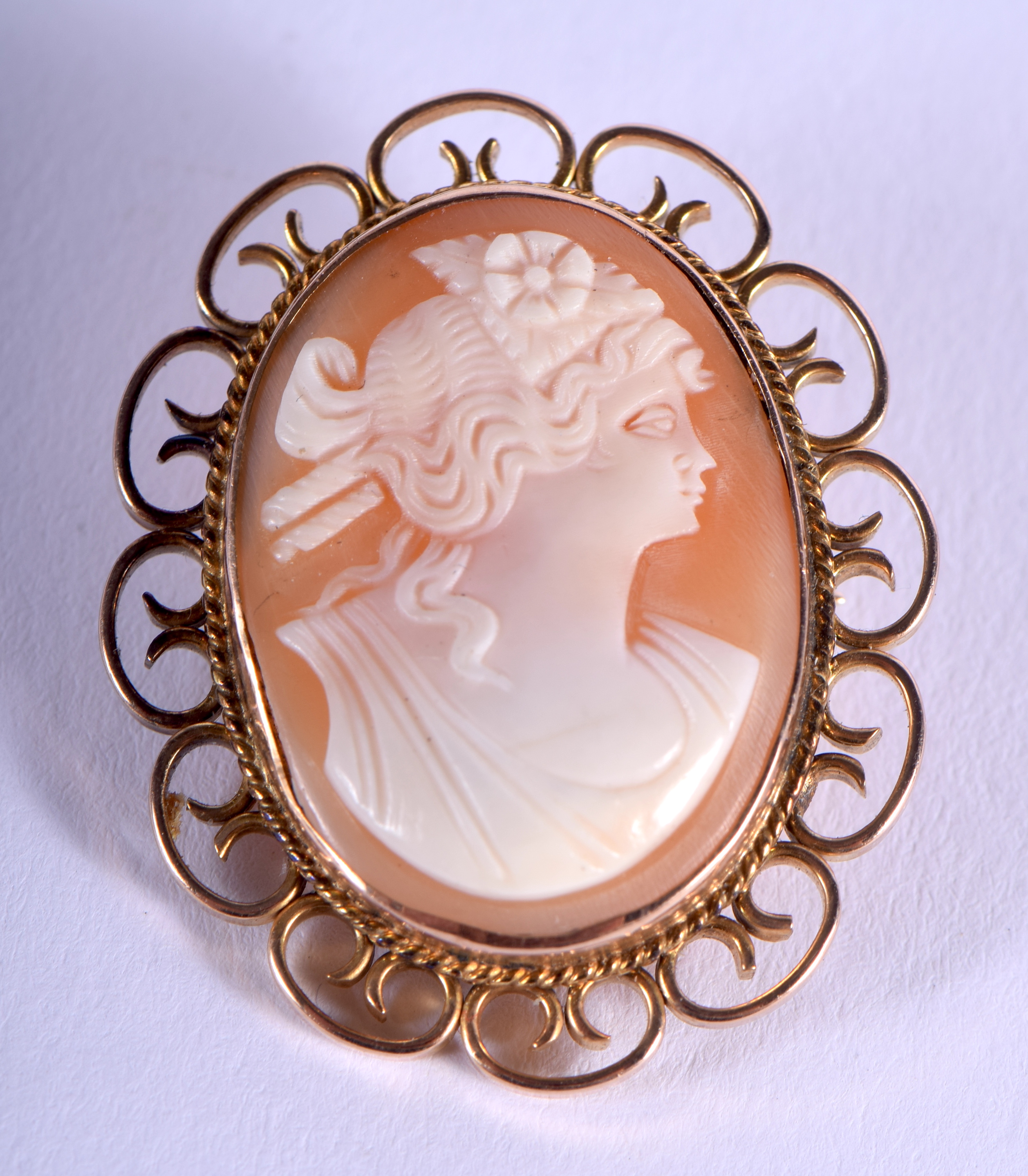 A VINTAGE 9CT GOLD CAMEO BROOCH. 6.3 grams. 3 cm x 2.75 cm.