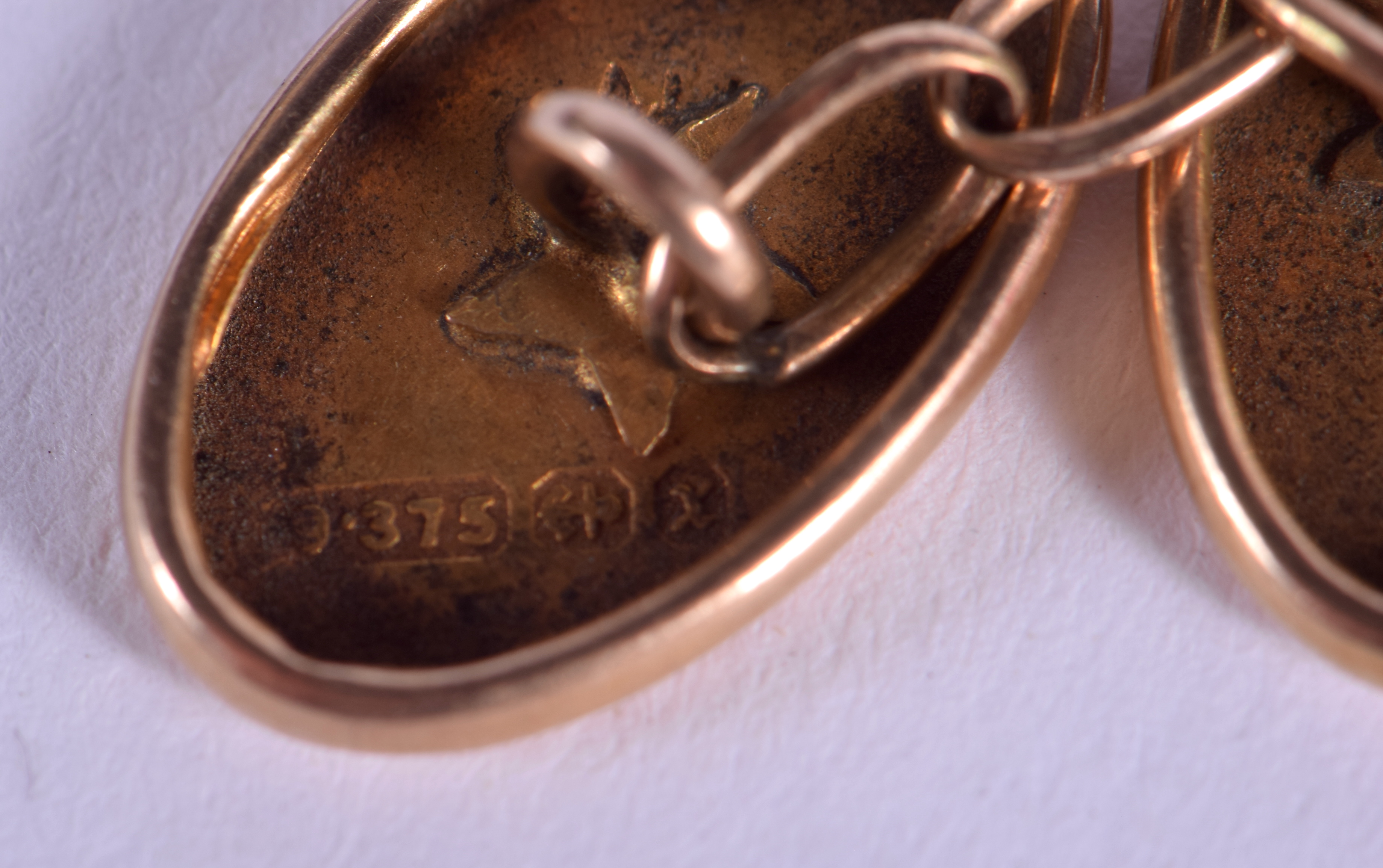 A PAIR OF VINTAGE 9CT GOLD CUFFLINKS. 2.8 grams. - Image 3 of 3