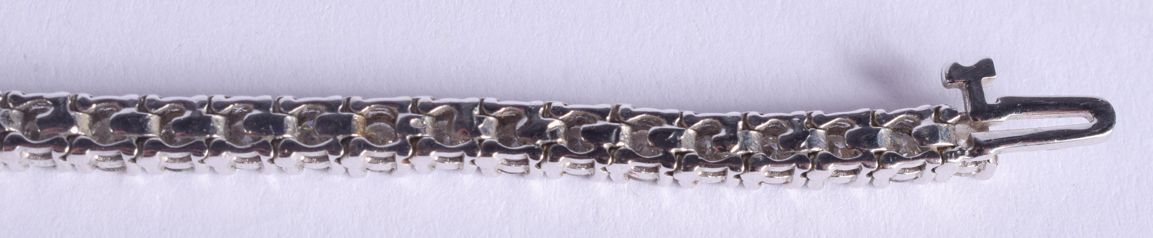 A FINE 18CT GOLD AND DIAMOND TENNIS BRACELET. 15.2 grams. 18 cm x 0.4 cm. - Image 9 of 9