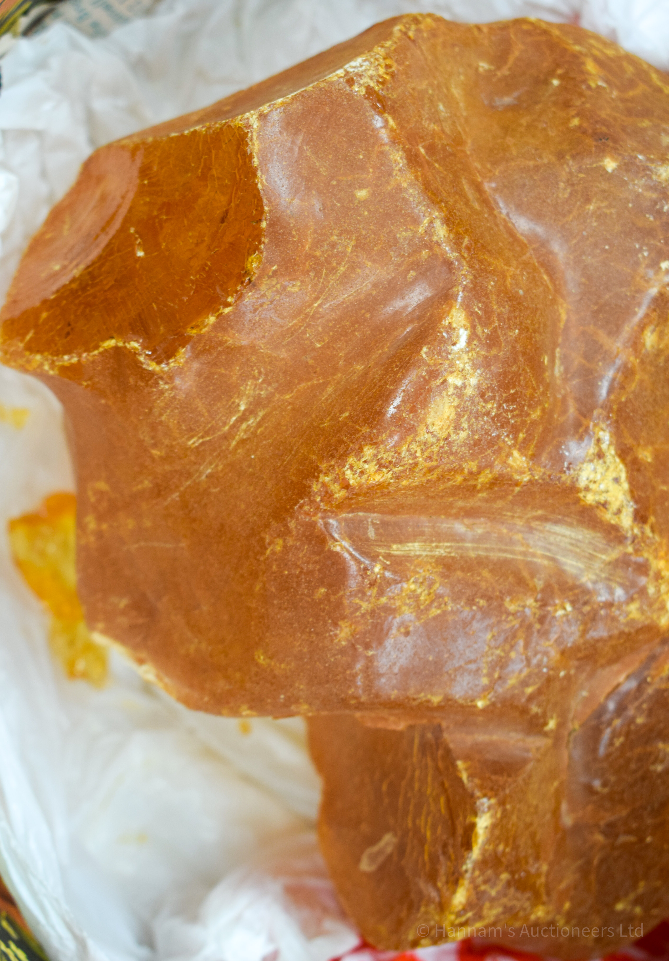 A VERY LARGE AMBER SPECIMEN 2.6 kgs. 20 cm x 16 cm. - Image 4 of 9