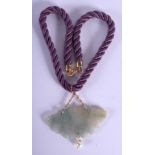 AN EARLY 20TH CENTURY CHINESE GOLD MOUNTED JADEITE NECKLACE. Jade 7 cm x 3.25 cm.