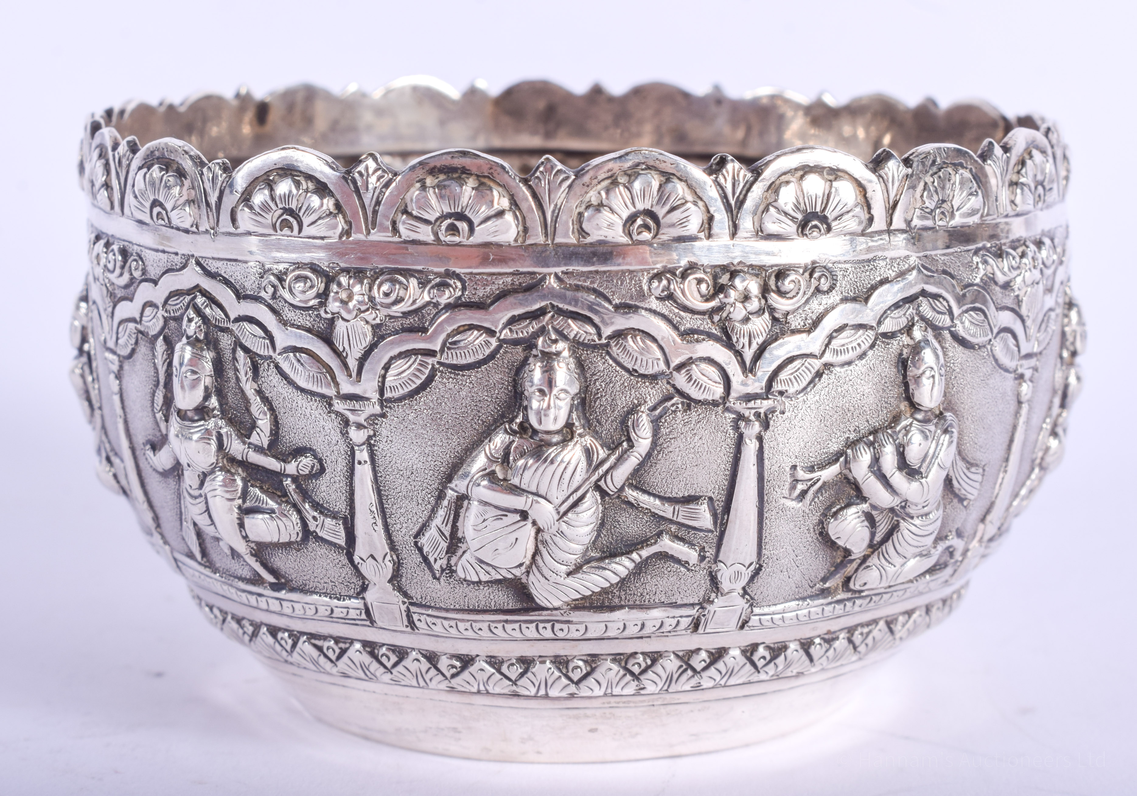 A VERY UNUSUAL ENGLISH SILVER INDIAN STYLE SUGAR BOWL. 95 grams. 9.5 cm wide.