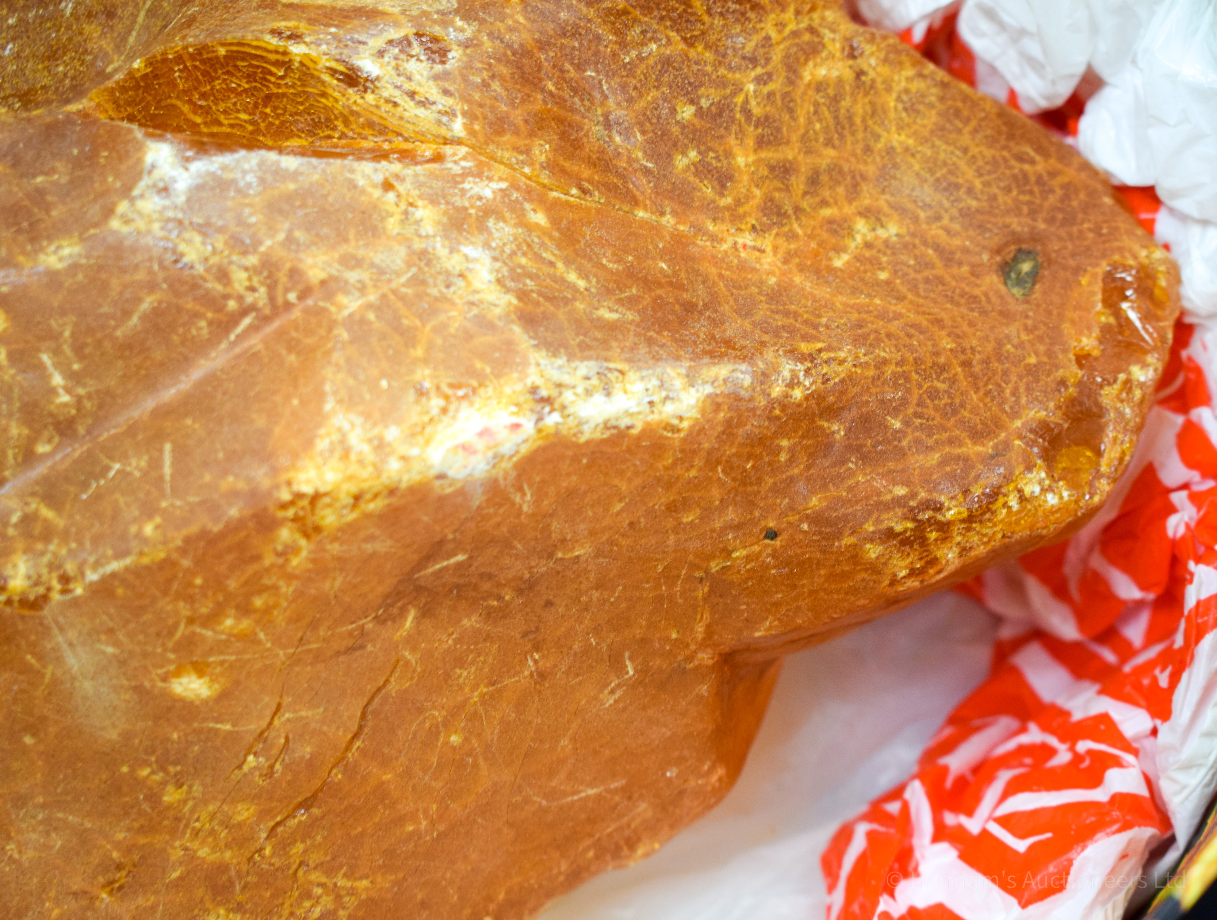 A VERY LARGE AMBER SPECIMEN 2.6 kgs. 20 cm x 16 cm. - Image 7 of 9