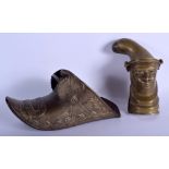 A 19TH CENTURY CONTINENTAL BRASS STIRRUP SHOE together with a bronze mask. Largest 23 cm wide. (2)