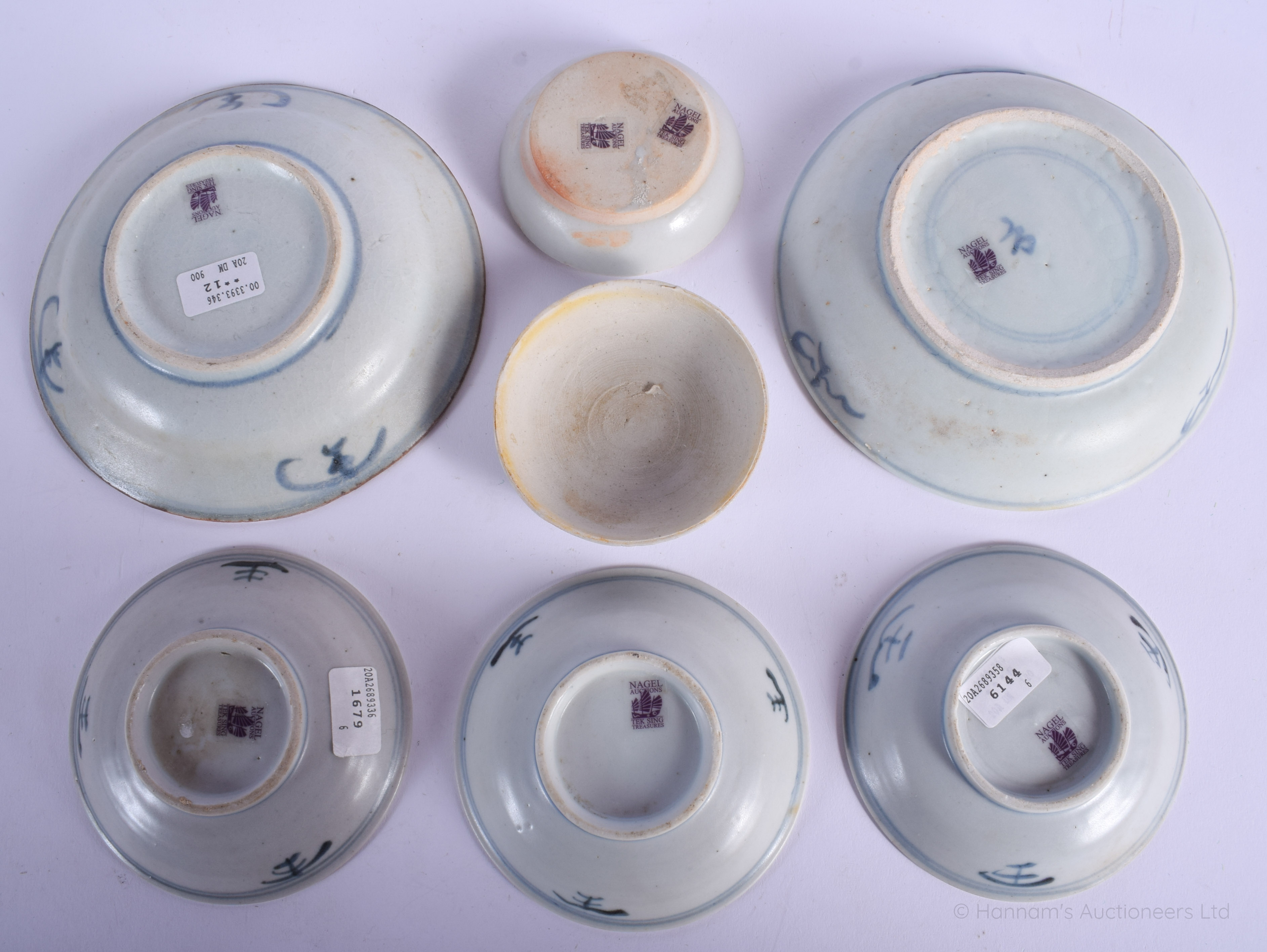 THREE CHINESE TEK SING CARGO PORCELAIN SAUCERS together with plates etc. Largest 12 cm wide. (6) - Bild 2 aus 2