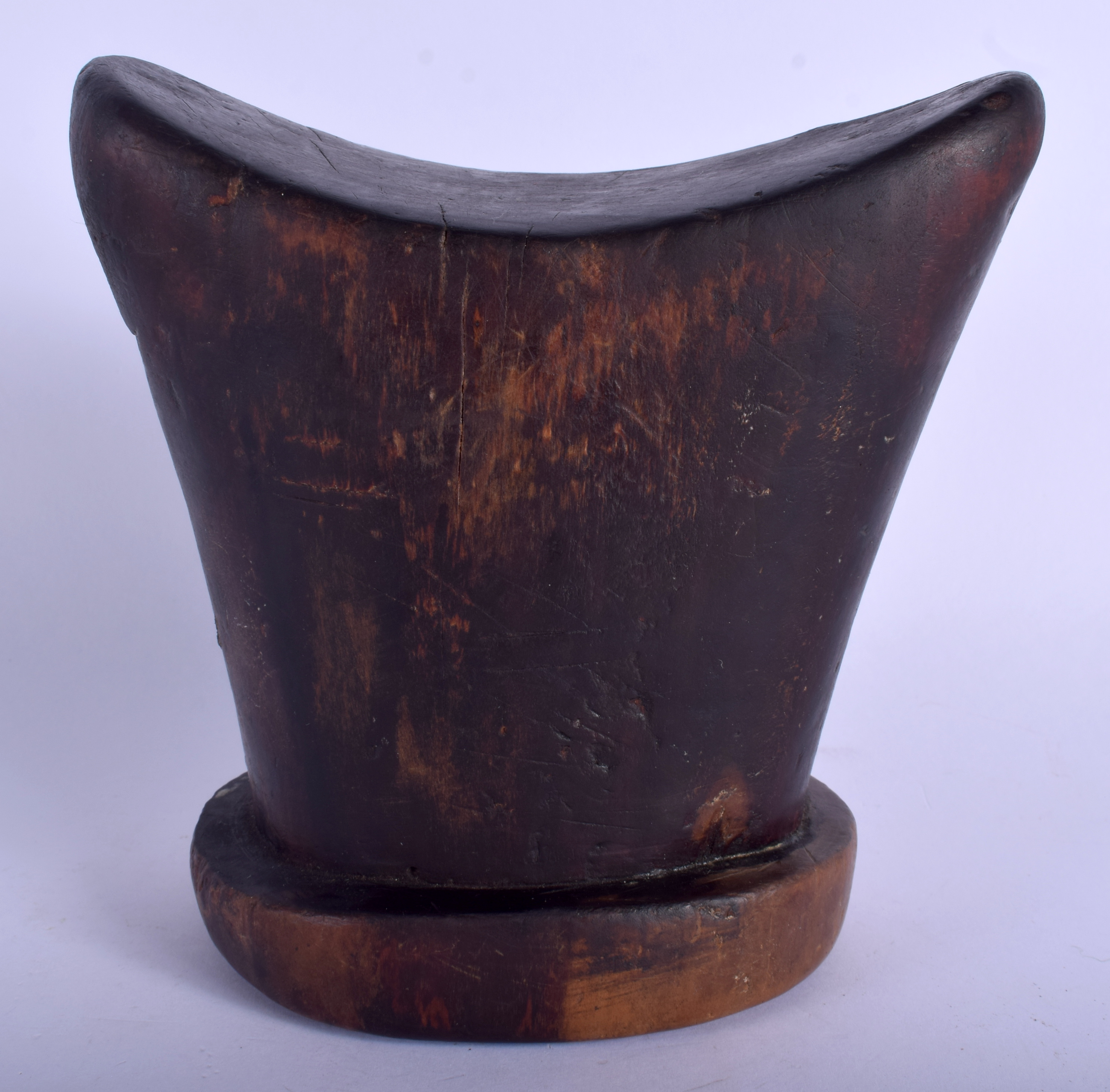 A LOVELY EARLY 20TH CENTURY ETHIOPIAN SIDAMO TRIBAL CARVED WOOD HEAD REST of good colour. 15 cm x 14 - Image 2 of 3