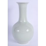 AN EARLY 20TH CENTURY CHINESE CELADON VASE Late Qing. 17 cm high.