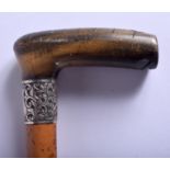 A 19TH CENTURY CONTINENTAL CARVED RHINOCEROS HORN HANDLED WALKING STICK. 89 cm long.