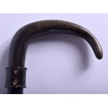 A 19TH CENTURY CONTINENTAL CARVED RHINOCEROS HORN HANDLED WALKING STICK. 85 cm long.