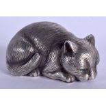 A CONTINENTAL SILVER AND EMERALD FIGURE OF A CAT. 66 grams. 6.5 cm x 3 cm.