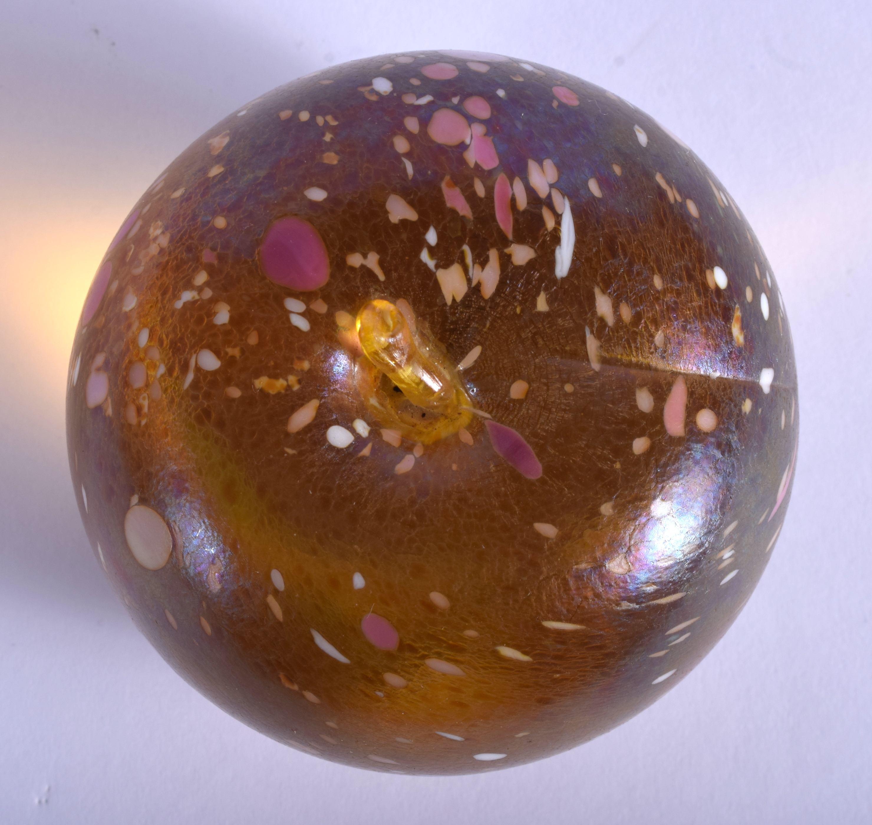 A CHARMING EUROPEAN ART GLASS SPECKLED APPLE PAPERWEIGHT. 6.5 cm wide. - Bild 3 aus 4