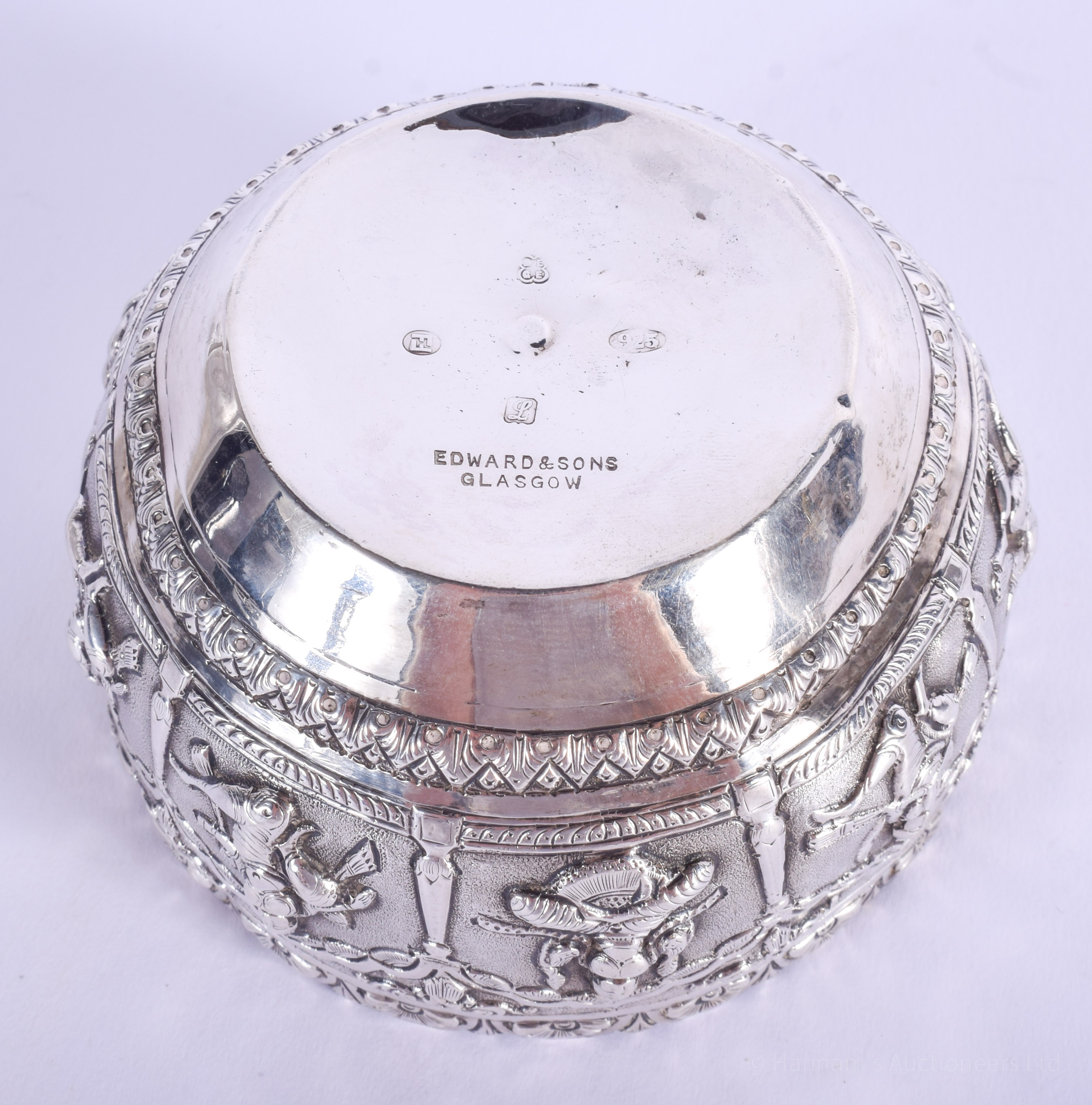 A VERY UNUSUAL ENGLISH SILVER INDIAN STYLE SUGAR BOWL. 95 grams. 9.5 cm wide. - Image 5 of 6