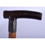 A 19TH CENTURY CONTINENTAL CARVED RHINOCEROS HORN HANDLED WALKING CANE with white metal mounts. 88 c