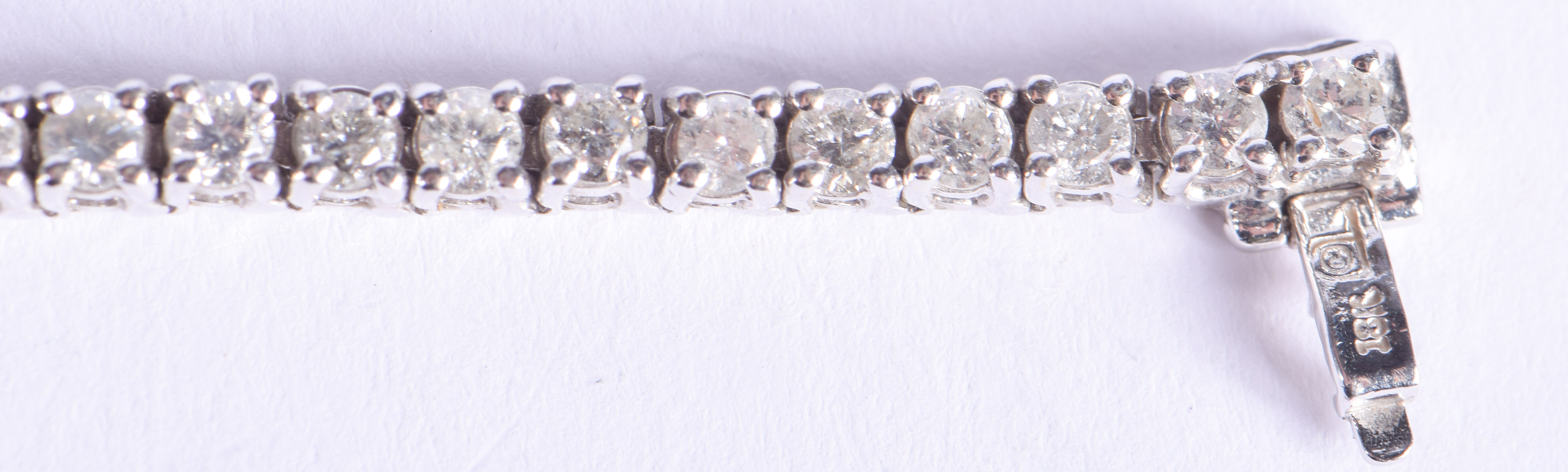 A FINE 18CT GOLD AND DIAMOND TENNIS BRACELET. 15.2 grams. 18 cm x 0.4 cm. - Image 5 of 9