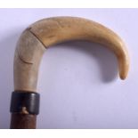 A 19TH CENTURY CONTINENTAL CARVED RHINOCEROS HORN HANDLED WALKING STICK. 85 cm long.