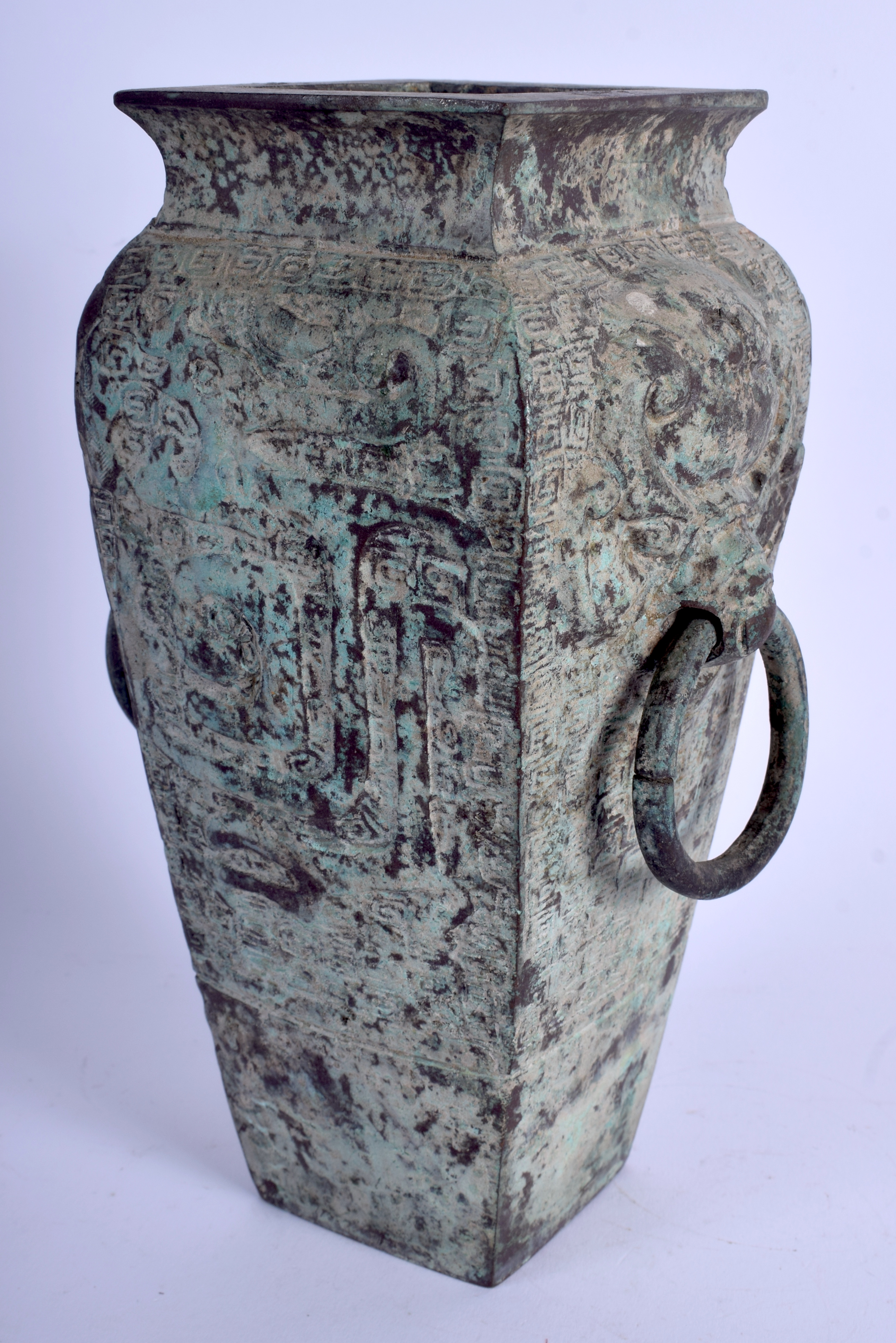 A 1930S CHINESE BRONZE SQUARE FORM VASE of archaic form, decorated with mask heads. 23 cm x 9 cm. - Bild 2 aus 3