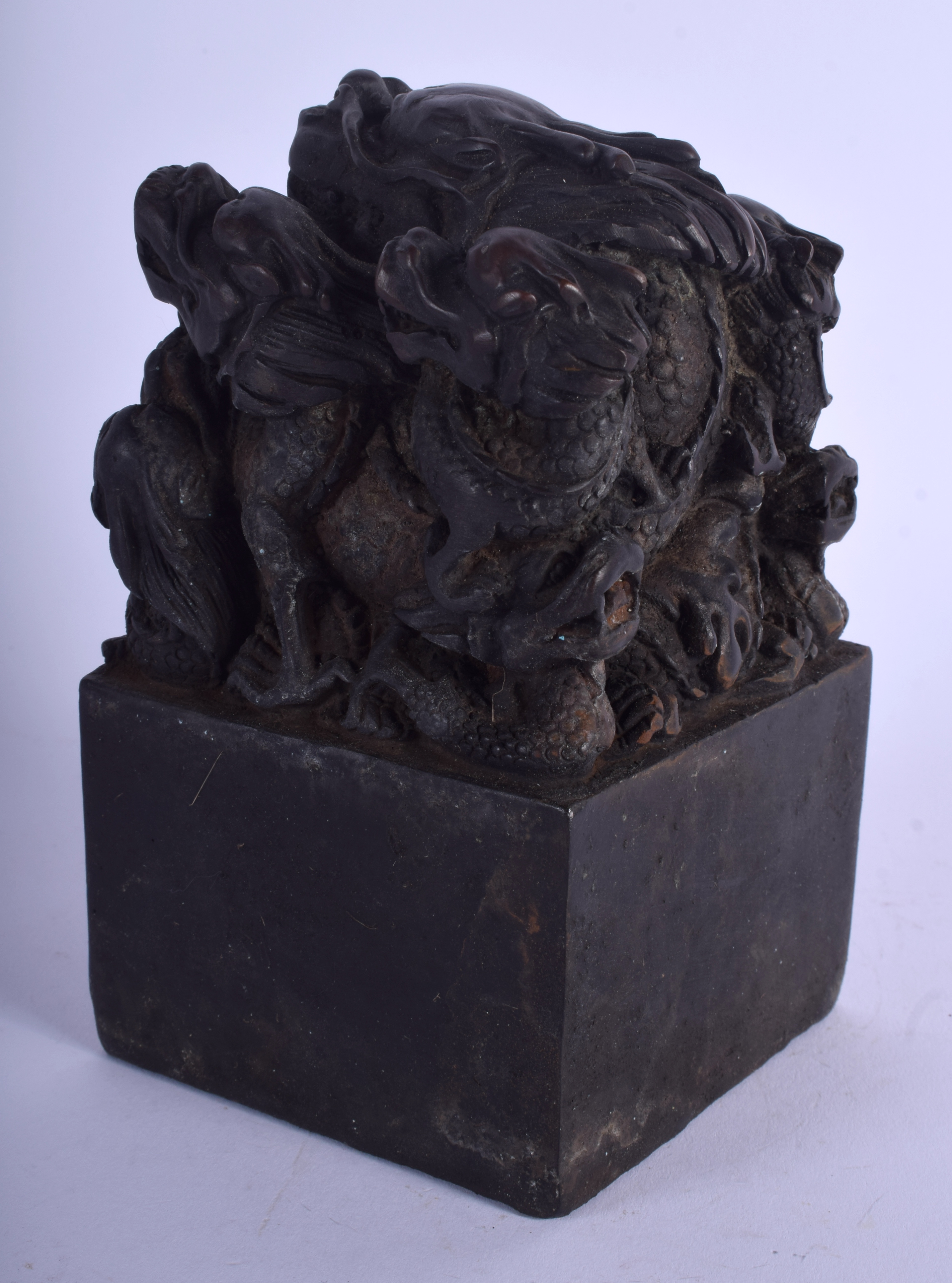 A LARGE CHINESE BRONZE DRAGON SEAL 20th Century. 15 cm x 8 cm. - Bild 2 aus 3