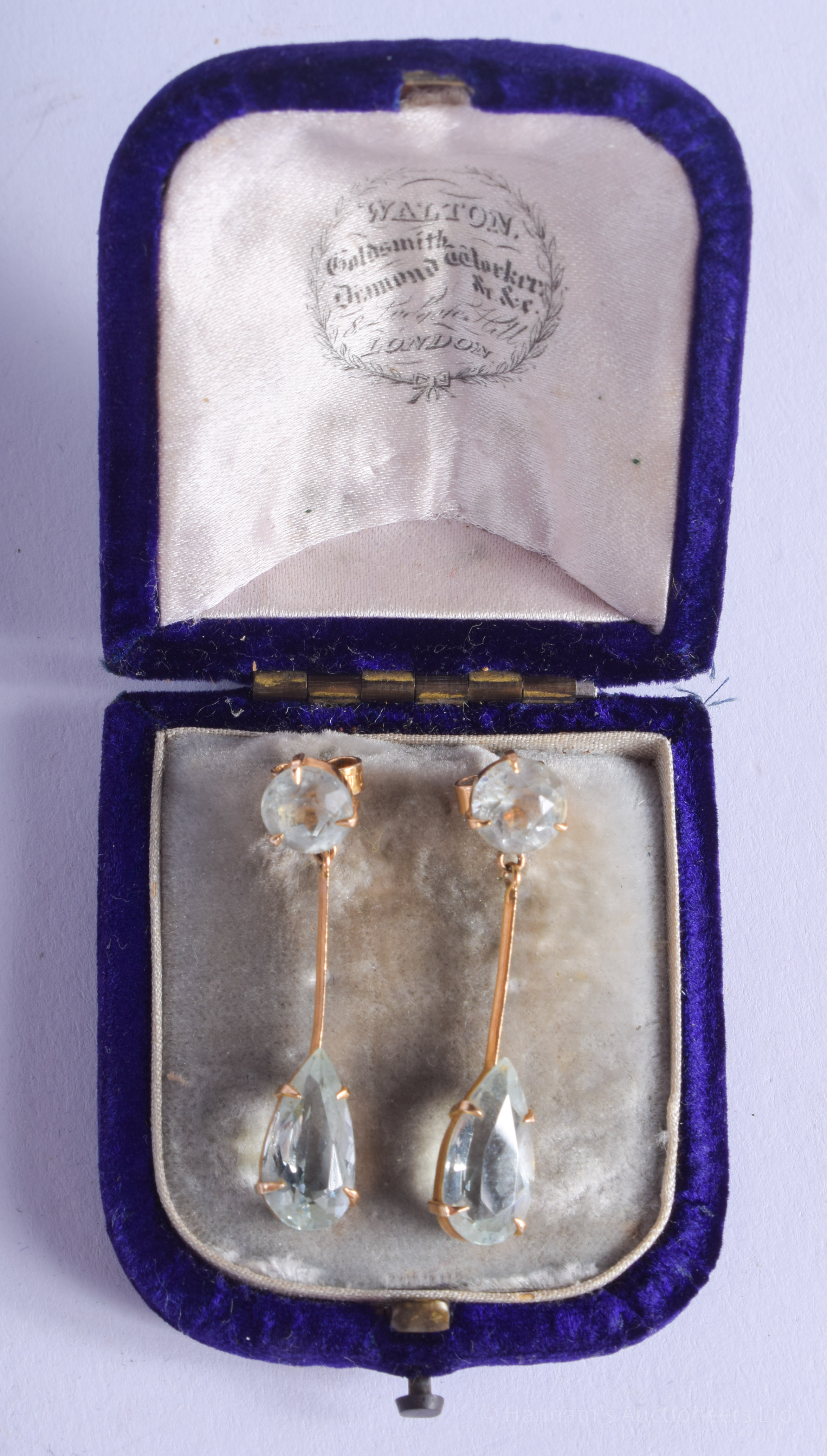 A PAIR OF ART DECO GOLD AND AQUA MARINE DROP EARRINGS. 3.5 grams. 3.8 cm long. - Image 3 of 3