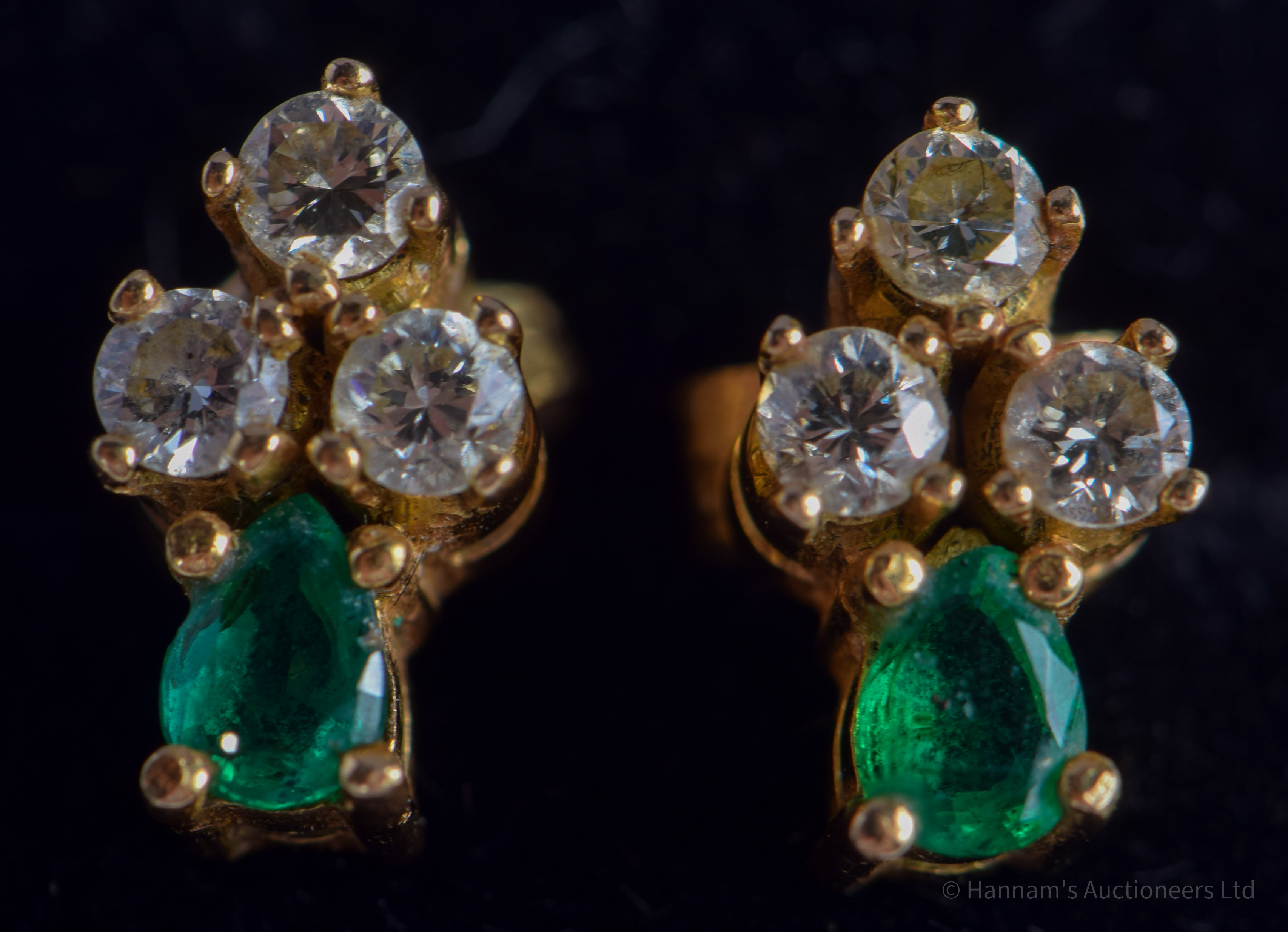 A PAIR OF GOLD DIAMOND AND EMERALD EARRINGS. 2.5 grams. 1 cm long.