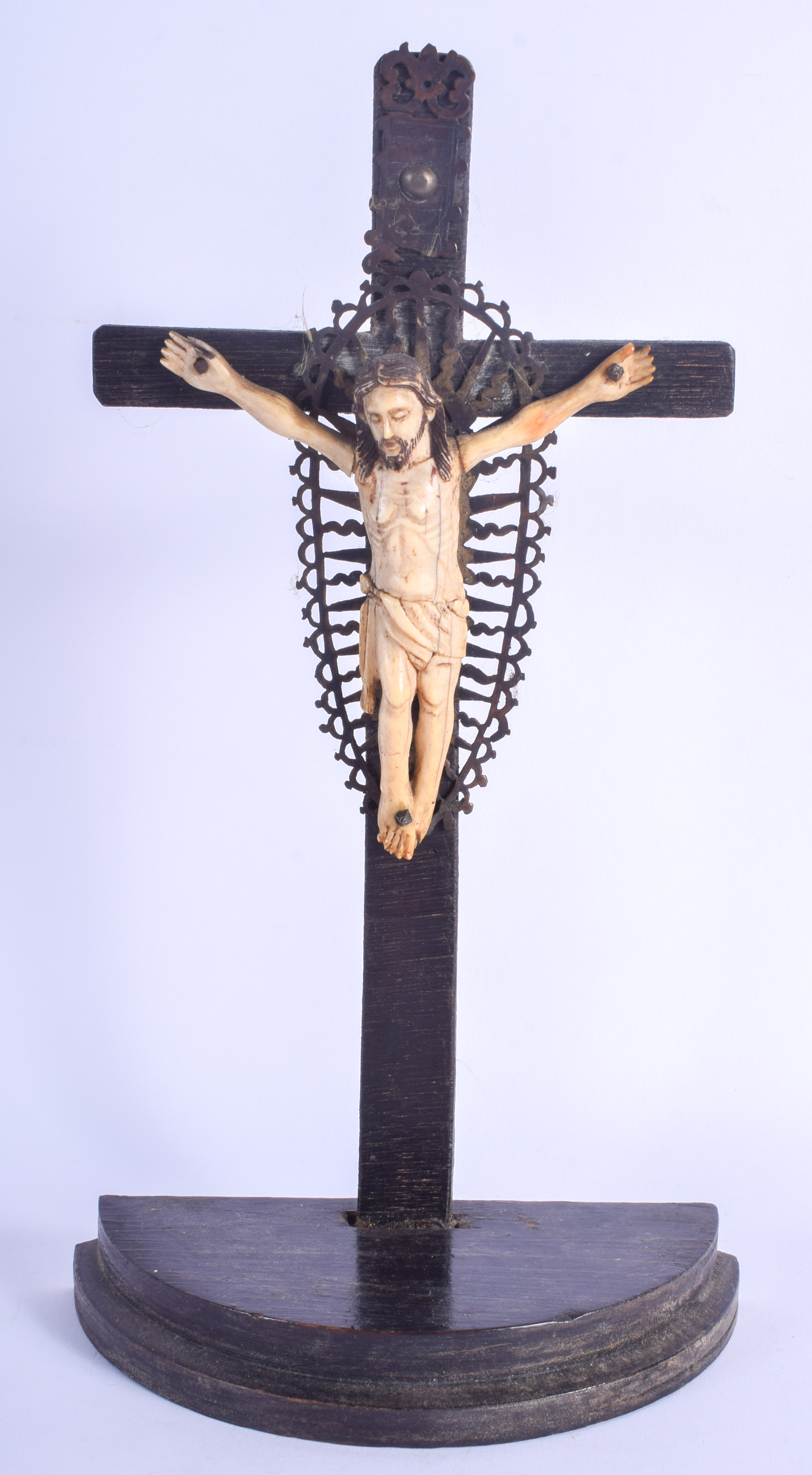 AN 18TH CENTURY INDO PORTUGUESE CARVED IVORY CRUCIFIX modelled upon the cross. Ivory 13 cm x 11 cm.