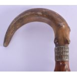 A 19TH CENTURY CONTINENTAL CARVED RHINOCEROS HORN WALKING CANE. 80 cm long.