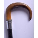 A 19TH CENTURY CONTINENTAL CARVED RHINOCEROS HORN HANDLED WALKING STICK. 85 cm long.