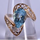 A GOLD AND AQUAMARINE RING. 3.1 grams. P.