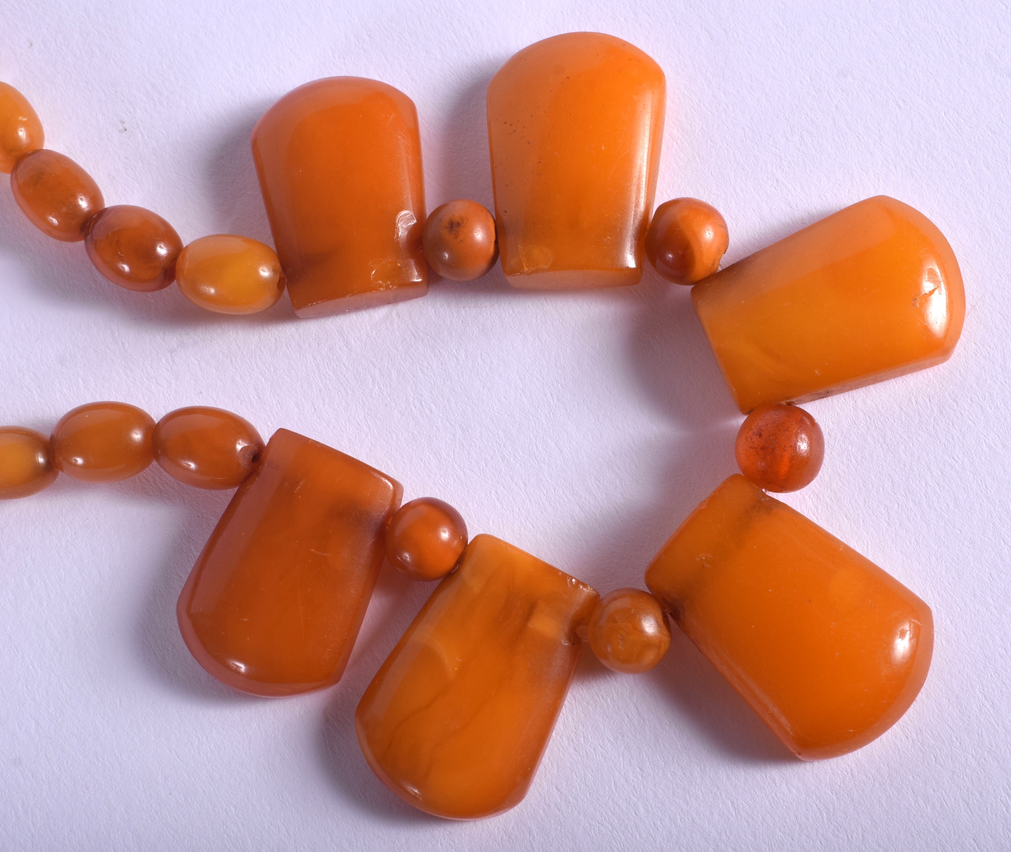 AN EARLY 20TH CENTURY CONTINENTAL AMBER NECKLACE. 14 grams. 34 cm long. - Image 2 of 2