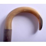 A 19TH CENTURY CONTINENTAL CARVED RHINOCEROS HORN HANDLED WALKING STICK. 89 cm long.