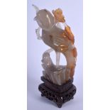 AN EARLY 20TH CENTURY CHINSE CARVED AGATE FIGURE OF A BIRD Late Qing/Republic. Agate 12 cm x 5 cm.