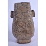 A CHINESE QING DYNASTY TWIN HANDLED GE TYPE ARROW VASE of crackle glaze form. 13 cm x 7.5 cm.