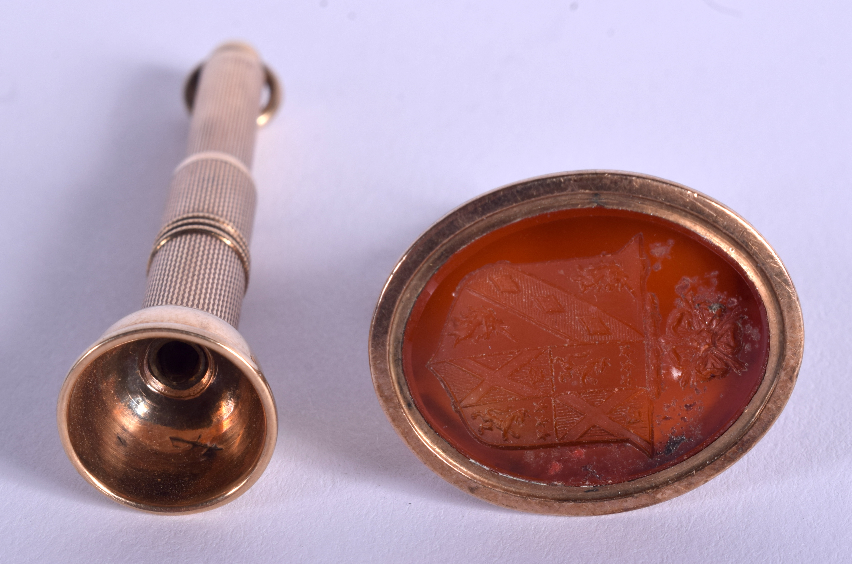 AN ANTIQUE 9CT GOLD AND AGATE SEAL FOB. 20.7 grams. 10 cm long. - Image 3 of 3